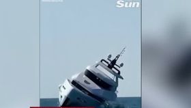 VIDEO Iaht de lux de aproape un milion de euro, scufundat la câteva minute după lansare